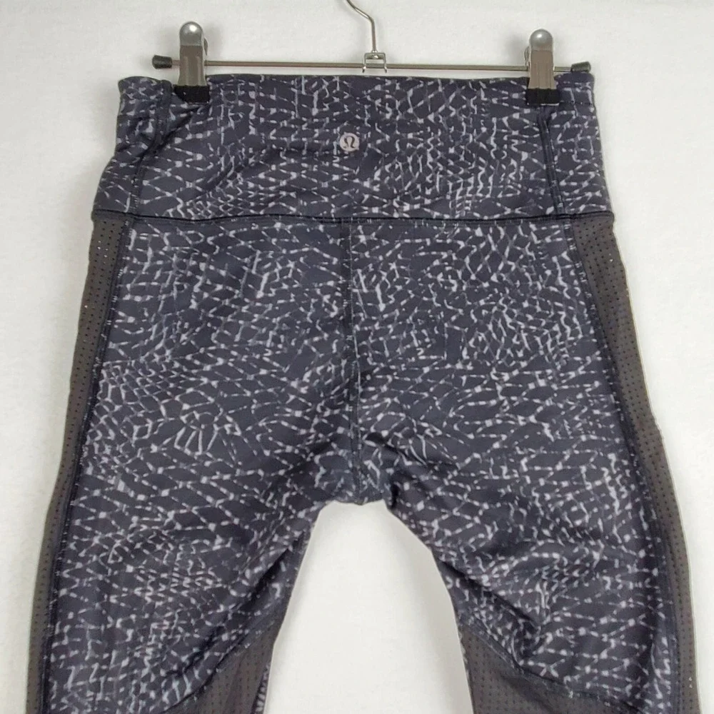 Lululemon Capri Leggings Womens‎ 4 XS Black Snake Criss-Cross Hem Elastic Waist